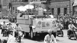 jciec Święty przejeżdża ulicą Nowy Świat. Warszawa, 02.06.1979. Fot. PAP/CAF/Z. Matuszewski