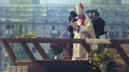 III pielgrzymka papieża Jana Pawła II do Polski. Msza święta w gdańskiej dzielnicy Zaspa. 12.06.1987. Fot. PAP/J. Ochoński 