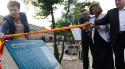 Prezydent Warszawy Hanna Gronkiewicz-Waltz (L), wiceprzewodniczący Stowarzyszenia Żydowski Instytut Historyczny w Polsce Marian Turski (3P), prezes zarządu fundacji edukacyjnej Jana Karskiego Ewa Junczyk-Ziomecka (2P), przewodniczący Międzynarodowej Rady Oświęcimskiej Roman Kent (P) podczas odsłonięcia tablicy poświęconej Janowi Karskiemu na Bulwarze im. Jana Karskiego nad Wisłą w Warszawie. Fot. PAP/J. Kamiński 
