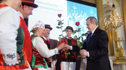 Warszawa, 07.06.2017. Nagrodzony Zespół Folklorystyczny „Kurpiowszczyzna” – Myszyniec. Wicepremier, minister kultury Piotr Gliński wręczył Nagrodę im. Oskara Kolberga „Za zasługi dla kultury ludowej". Fot. J. Turczyk