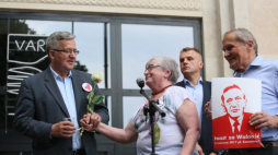 Warszawa, 04.06.2017. Były prezydent Bronisław Komorowski oraz byli opozycjoniści Henryk (P) i Ludwika (3P) Wujcowie podczas spotkania na pl. Konstytucji. Fot. PAP/L. Szymański