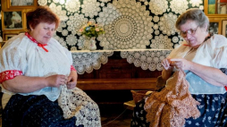 Koniaków, 09.05.2017. Koronczarki Zuzanna Ptak i Urszula Rybka podczas pracy w Muzeum Koronki w Koniakowie. Fot. PAP/A. grygiel