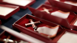 Krzyże Wolności i Solidarności. Fot. PAP/S. Rozpędzik