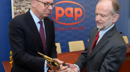 Dziennikarz Polskiej Agencji Prasowej Łukasz Starzewski (P) odbiera nagrodę Złotej Wagi z rąk prezesa Naczelnej Rady Adwokackiej Jacka Treli. Fot. PAP/J. Turczyk
