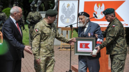 Minister obrony narodowej Antoni Macierewicz, dowódca Wojsk Obrony Terytorialnej gen. bryg. Wiesław Kukuła (C) i członek konspiracyjnej Narodowej Organizacji Wojskowej, żołnierz Armii Krajowej kpt. w st. spocz. dr Janusz Kamocki (2P) podczas ogłoszenia o przejęciu przez DWOT tradycji Komendy Głównej Armii Krajowej w warszawskiej Cytadeli. 28.06.2017. Fot. PAP/M. Obara