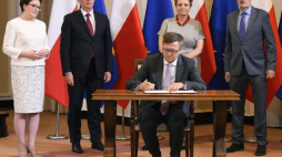 Premier Ewa Kopacz, wicepremier, minister obrony narodowej Tomasz Siemoniak, minister kultury Małgorzata Omilanowska, dyrektor Muzeum Historii Polski Robert Kostro i dyrektor Muzeum Wojska Polskiego Zbigniew Wawer podczas podpisania listu intencyjnego w sprawie budowy Muzeum Historii Polski. Warszawa, 21.07.2015. Fot. PAP/R. Pietruszka