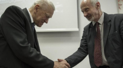 Dyrektor Oddziału IPN we Wrocławiu prof. Krzysztof Kawalec (P) oraz założyciel i przywódca Solidarności Walczącej Kornel Morawiecki podczas konferencji prasowej nt. projektu badawczego "Solidarność Walcząca na Dolnym Śląsku 1982-1990". Fot. PAP/A. Koźmiński 