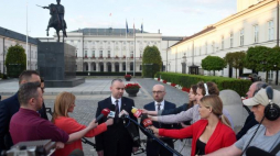 Minister Paweł Mucha (centrum-L) i rzecznik prezydenta Krzysztof Łapiński (centrum-P) podczas konferencji prasowej przed Pałacem Prezydenckim po spotkaniu marszałków Sejmu i Senatu z prezydentem RP. Fot. PAP/R. Pietruszka 