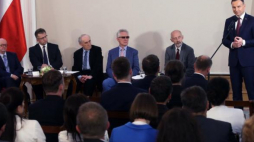 Prezydent Andrzej Duda (P) oraz historycy: Włodzimierz Suleja (L), Andrzej Chwalba (4L), Mariusz Wołos (2L), Janusz Odziemkowski (3L), Krzysztof Kawalec (5L) podczas debaty "Nie tylko legiony. Czyn zbrojny 1914-1918" w Belwederze. Fot. PAP/T. Gzell