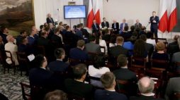 Prezydent Andrzej Duda (P) oraz historycy: Włodzimierz Suleja (L), Andrzej Chwalba (4L), Mariusz Wołos (2L), Janusz Odziemkowski (3L), Krzysztof Kawalec (5L) podczas debaty "Nie tylko legiony. Czyn zbrojny 1914-1918" w Belwederze. Fot. PAP/T. Gzell