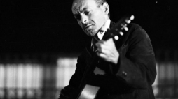 Bułat Okudżawa, bard, poeta. Teatr na Wodzie w Łazienkach. 1967 r. Fot. PAP/CAF/H. Rosiak 
