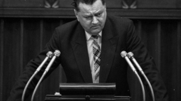 Warszawa, 23.12.1991. Głosowanie nad wyborem nowego rządu Jana Olszewskiego. Nz. premier Jan Olszewski  oraz marszałek sejmu Wiesław Chrzanowski. PAP/Ireneusz Radkiewicz