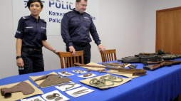 Prezentacja znalezisk archeologicznych odzyskanych przez policję w Komendzie Wojewódzkiej Policji w Olsztynie. Fot. PAP/T. Waszczuk