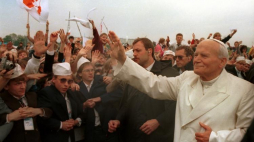 Gdańsk, 1987-06-12. III pielgrzymka papieża Jana Pawła II do Polski. Nz. Ojciec Święty przypłynął trałowcem polskiej Marynarki Wojennej na Westerplatte, gdzie spotkał się z młodzieżą i wygłosił homilię.  PAP/Jan Morek 