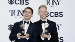 Benj Pasek (L) i Justin Paul z nagrodą Tony. Fot. PAP/EPA