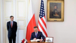 Prezydent Andrzej Duda wpisuje się do księgi kondolencyjnej poświęconej pamięci prof. Zbigniewa Brzezińskiego w Belwederze - obok stoi ambasador USA w Polsce Paul W. Jones. Fot. PAP/J. Turczyk 