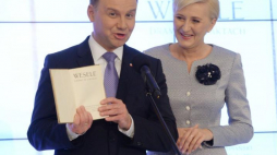 Prezydent Andrzej Duda (L) z małżonką Agatą Kornhauser-Dudą (P) podczas uroczystości ogłoszenia, że "Wesele" Stanisława Wyspiańskiego zostało lekturą na Narodowe Czytanie 2017. 21.02.2017. Fot. PAP/J. Turczyk 