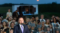 Prezydent Andrzej Duda przemawia podczas uroczystej premiery widowiska "Orzeł i Krzyż" w Parku Dzieje w Murowanej Goślinie. Fot. PAP/J. Kaczmarczyk 
