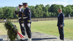 Prezydent Andrzej Duda składa wieniec przed Pomnikiem Walki i Męczeństwa na terenie byłego niemieckiego obozu koncentracyjnego Stutthof. Fot. PAP/D. Kulaszewicz 