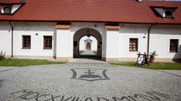 Pokamedulska Pustelnia Złotego Lasu - wejście do klasztoru. Fot. PAP/M. Walczak