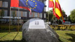 Głaz pamiątkowy uroczystości nadania stołecznemu rondu imienia Roberta Schumana. Fot. PAP/P. Supernak 
