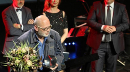 Laureat Nagrody im. Wisławy Szymborskiej Marcin Sendecki (2L) podczas uroczystej gali wręczenia wyróżnień w Centrum Kongresowym ICE w Krakowie. Fot. PAP/S. Rozpędzik 