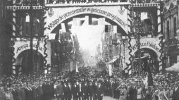 Wkroczenie wojska polskiego na Śląsk - powitanie w Królewskiej Hucie. Widoczna brama triumfalna przygotowana na przyjęcie wojsk polskich. 23.06.1922. Źródło: NAC