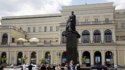 Złożenie wieńców przed pomnikiem Juliusza Słowackiego na pl. Bankowym w Warszawie w 90. rocznicę sprowadzenia prochów poety do Polski. Fot. PAP/T. Gzell 