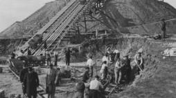 Prace przy sypaniu Kopca Wyzwolenia w Piekarach Śląskich, 1935 r. Fot. NAC