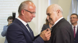 Wiceprezes IPN Krzysztof Szwagrzyk (L) odznacza Jerzego Kropiwnickiego podczas uroczystości wręczenia Krzyży Wolności i Solidarności. Fot. PAP/G. Michałowski 