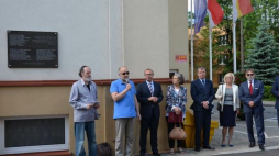 Uroczyste odsłonięcie tablicy na budynku Starostwa Powiatowego w Olkuszu. Fot. arch. UMiG Olkusz