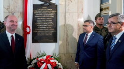 Podsekretarz stanu w Kancelarii Prezydenta RP Wojciech Kolarski (L), wojewoda śląski Jarosław Wieczorek (2P) i dyrektor katowickiego oddziału IPN Andrzej Sznajder (P) podczas odsłonięcia tablicy upamiętniającej 95. rocznicę powrotu Górnego Śląska do Polski. Fot. PAP/A. Grygiel