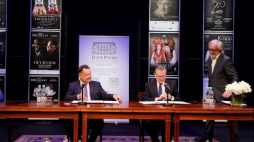Wicepremier, minister kultury Piotr Gliński (C), marszałek woj. mazowieckiego Adam Struzik (L) i dyrektor Teatru Polskiego Andrzej Seweryn (P) podczas podpisania umowy o współprowadzeniu przez MKDiN oraz samorząd województwa stołecznego Teatru Polskiego im. Arnolda Szyfmana w Warszawie. Fot. PAP/B. Zborowski