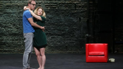 Aktorzy Ewa Skibińska i Arkadiusz Brykalski podczas próby medialnej spektaklu "Upadanie" w reż. Arpada Schillinga w warszawskim Teatrze Powszechnym. Fot. PAP/P. Supernak 
