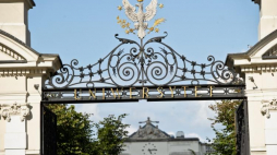 Uniwersytet Warszawski – polska uczelnia państwowa, założona w 1816 roku w Warszawie. Nz. brama główna Uniwersytetu. PAP/Wojciech Pacewicz 
