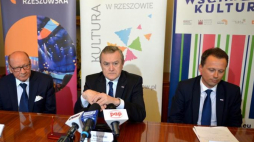 Wicepremier, minister kultury i dziedzictwa narodowego Piotr Gliński (C), dyrektor Narodowego Centrum Kultury Rafał Wiśniewski (P) i prezydent Rzeszowa Tadeusz Ferenc (L) podczas konferencji prasowej inaugurującej Festiwal Wschód Kultury w Rzeszowie. Fot. PAP/D. Delmanowicz 