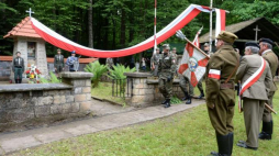 Uroczystości upamiętniające żołnierzy Armii Krajowej, walczących pod komendą Jana Piwnika ps. Ponury i Eugeniusza Kaszyńskiego ps. Nurt na leśnej polanie na Wykusie w Górach Świętokrzyskich. Fot. PAP/P. Polak 