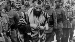 Rabbi Moshe Hagerman wśród znęcających się nad nim niemieckich żołnierzy. "Krwawa środa w Olkuszu". 31.07.1940. Żródło: Wikimedia Commons/Bundesarchiv