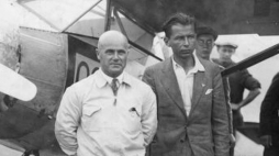 Zwycięzcy zawodów Challenge 1932 Franciszek Żwirko (L) i Stanisław Wigura na lotnisku Tempelhof. Fot. NAC