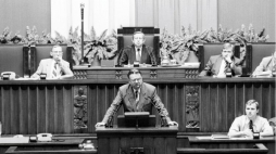 Nocne posiedzenie Sejmu - odwołanie rządu Jana Olszewskiego: premier wygłasza przemówienie. 05.06.1992. Fot. PAP/K. Wójcik 