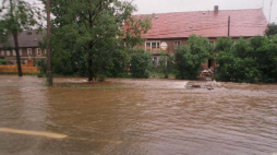 Zalane przedmieścia Jeleniej Góry, 1997 r. Fot. PAP/Hawałej