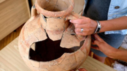 Grecka amfora zaprezentowana na Wydziale Archeologii Uniwersytetu Rzeszowskiego. Fot. PAP/D. Delmanowicz 
