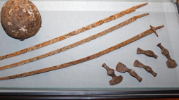 Zabytkowe militaria przekazane przez funkcjonariuszy podlaskiej Izby Celnej Muzeum Podlaskiemu. Fot. PAP/A. Reszko