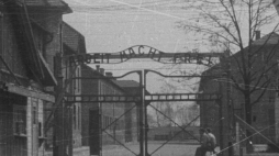 Teren b. niemieckiego nazistowskiego obozu Auschwitz-Birkenau. 1947 r. Fot. PAP/CAF/S. Dąbrowiecki