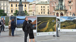 Plenerowa wystawa fotograficzna "Bogactwo przyrodnicze Polski" na Rynku Głównym w Krakowie. Fot. PAP/J. Bednarczyk 