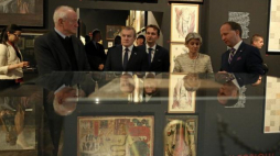 Dyrektor generalna UNESCO Irina Bokova (2P) oraz wicepremier, minister kultury Piotr Gliński (4P) zwiedzają wystawę #Dziedzictwo w Muzeum Narodowym w Krakowie. Fot. PAP/S. Rozpędzik  
