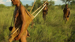 Bushman polujący z rodziną. Ghanzi, Botswana. Fot. PAP/EPA