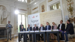 Wicepremier, minister kultury Piotr Gliński (4L), dyr. 2. Programu Polskiego Radia Małgorzata Małaszko (3P),dyr. Biura Programowego i Rozwoju Korporacyjnego Polskiego Radia Paweł Kwieciński (2P), dyrektor TVP Kultura Mateusz Matyszkowicz (P), prezes PKN Orlen Wojciech Jasiński (5L), prezes Totalizatora Sportowego Olgierd Cieślik (6L), dyr. Narodowego Instytutu Fryderyka Chopina Artur Szklener (3L) i wicedyrektor Narodowego Instytutu Fryderyka Chopina Stanisław Leszczyński (2L). 12.07.2017. Fot. PAP/M. Obara