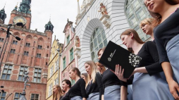 Połączone chóry a także mieszkańcy i turyści odwiedzający Gdańsk wspólnie odśpiewali Mazurka Dąbrowskiego na Długim Targu w Gdańsku. Fot. PAP/A. Warżawa