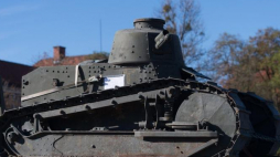 Czołg Renault FT-17, wyprodukowany we Francji, wykorzystywany przez polską armię w wojnie polsko-bolszewickiej trafia do Muzeum Broni Pancernej w Poznaniu. 2012 r. Fot. PAP/J. Kaczmarczyk 